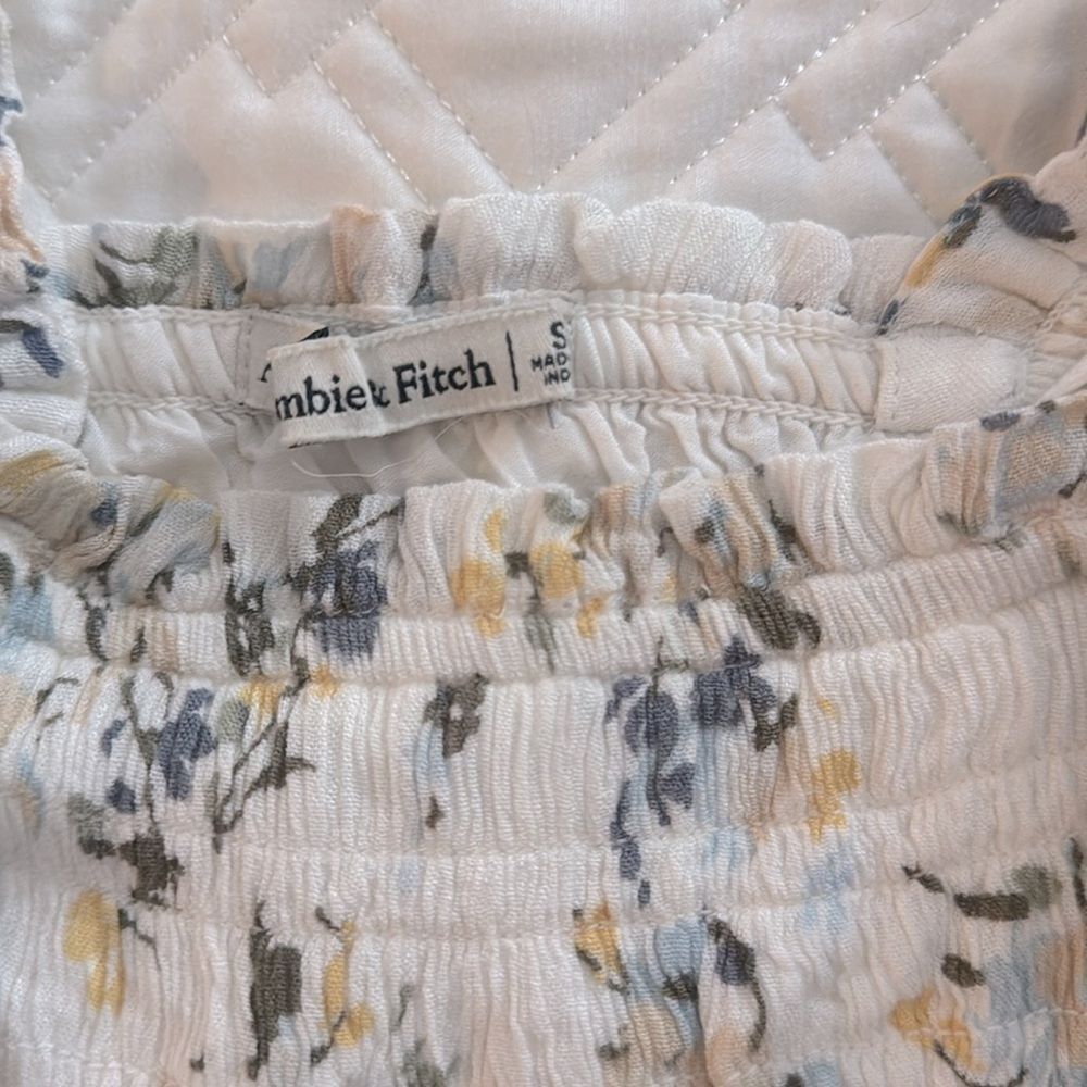 White floral Abercrombie and fitch tank top with stretch - size S lightly worn - Picture 2 of 4